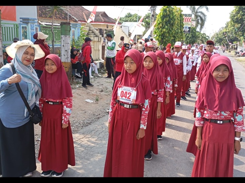 MENGIKUTI KEGIATAN GERAK JALAN DI KECAMATAN JATIBANTENG